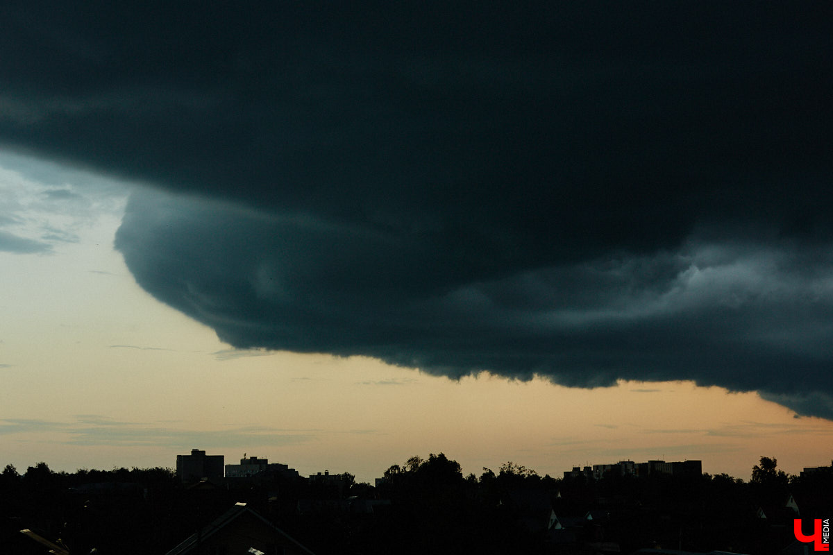 Июнь точно забыл, что относится к летним месяцам. Погожие дни за прошедшие декады можно пересчитать по пальцам. Стоит ли нам рассчитывать на жаркий финиш, чтобы снять с паузы купальный сезон, рассказали синоптики.