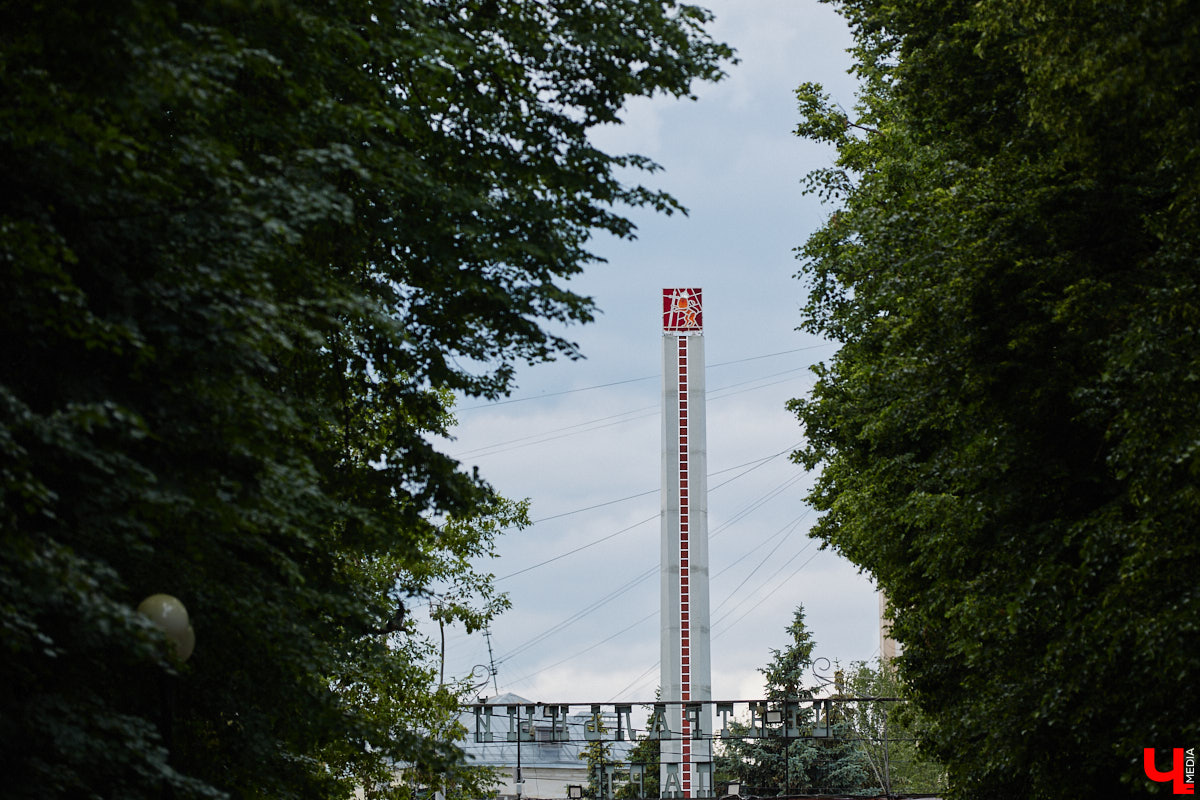 Во Владимире приоткрыли вид на стелу трудовой доблести на улице Мира, убрав забор со стороны Центрального парка. Несмотря на то что работы по благоустройству территории еще идут, монумент стал хорошо доступен взору прохожих. Рассмотреть можно не только барельефы на пяти асимметричных полотнах, но и хрустальные вставки. Тем более что изготовили их не абы где, а в городе стеклодувов.