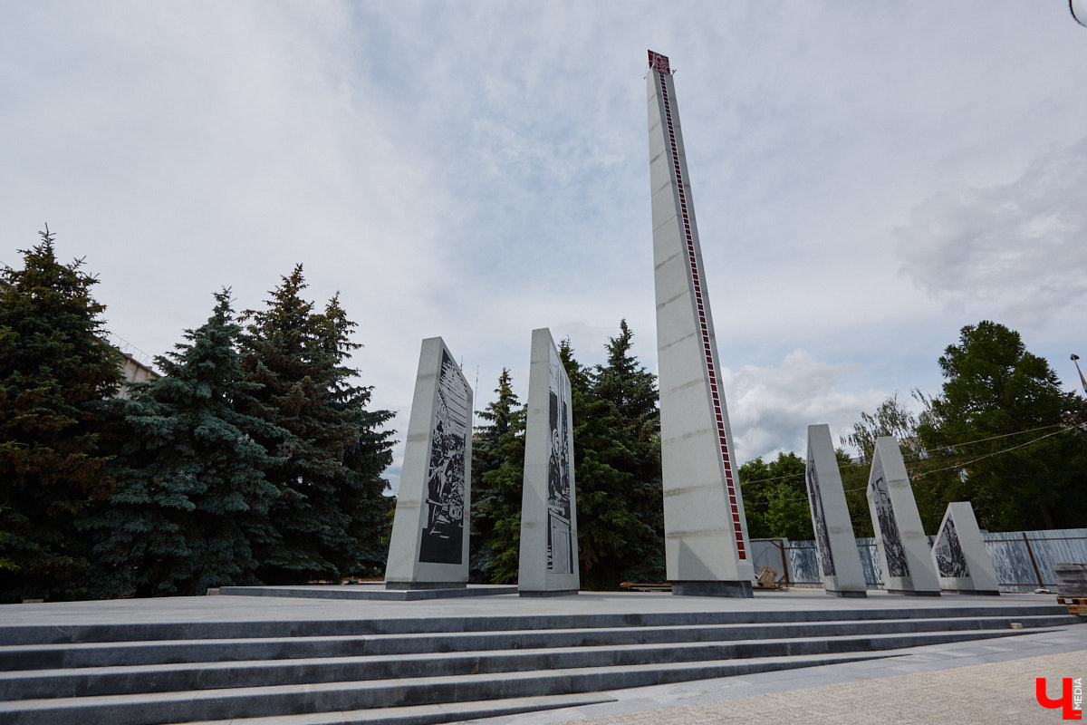 Во Владимире приоткрыли вид на стелу трудовой доблести на улице Мира, убрав забор со стороны Центрального парка. Несмотря на то что работы по благоустройству территории еще идут, монумент стал хорошо доступен взору прохожих. Рассмотреть можно не только барельефы на пяти асимметричных полотнах, но и хрустальные вставки. Тем более что изготовили их не абы где, а в городе стеклодувов.