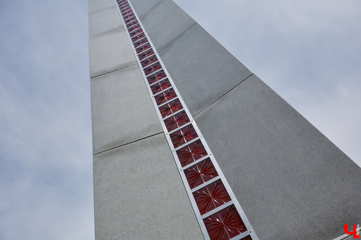 Во Владимире приоткрыли вид на стелу трудовой доблести на улице Мира, убрав забор со стороны Центрального парка. Несмотря на то что работы по благоустройству территории еще идут, монумент стал хорошо доступен взору прохожих. Рассмотреть можно не только барельефы на пяти асимметричных полотнах, но и хрустальные вставки. Тем более что изготовили их не абы где, а в городе стеклодувов.