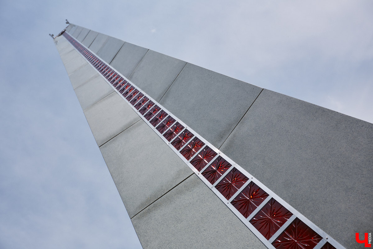 Во Владимире приоткрыли вид на стелу трудовой доблести на улице Мира, убрав забор со стороны Центрального парка. Несмотря на то что работы по благоустройству территории еще идут, монумент стал хорошо доступен взору прохожих. Рассмотреть можно не только барельефы на пяти асимметричных полотнах, но и хрустальные вставки. Тем более что изготовили их не абы где, а в городе стеклодувов.