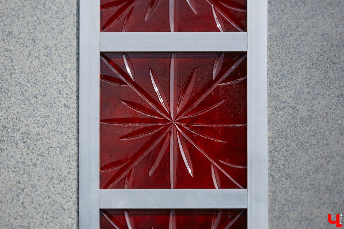 Во Владимире приоткрыли вид на стелу трудовой доблести на улице Мира, убрав забор со стороны Центрального парка. Несмотря на то что работы по благоустройству территории еще идут, монумент стал хорошо доступен взору прохожих. Рассмотреть можно не только барельефы на пяти асимметричных полотнах, но и хрустальные вставки. Тем более что изготовили их не абы где, а в городе стеклодувов.