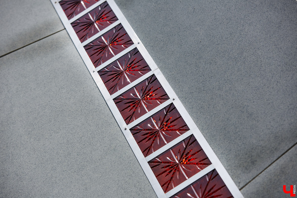 Во Владимире приоткрыли вид на стелу трудовой доблести на улице Мира, убрав забор со стороны Центрального парка. Несмотря на то что работы по благоустройству территории еще идут, монумент стал хорошо доступен взору прохожих. Рассмотреть можно не только барельефы на пяти асимметричных полотнах, но и хрустальные вставки. Тем более что изготовили их не абы где, а в городе стеклодувов.