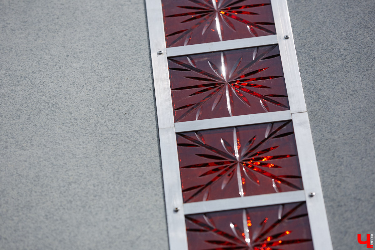 Во Владимире приоткрыли вид на стелу трудовой доблести на улице Мира, убрав забор со стороны Центрального парка. Несмотря на то что работы по благоустройству территории еще идут, монумент стал хорошо доступен взору прохожих. Рассмотреть можно не только барельефы на пяти асимметричных полотнах, но и хрустальные вставки. Тем более что изготовили их не абы где, а в городе стеклодувов.