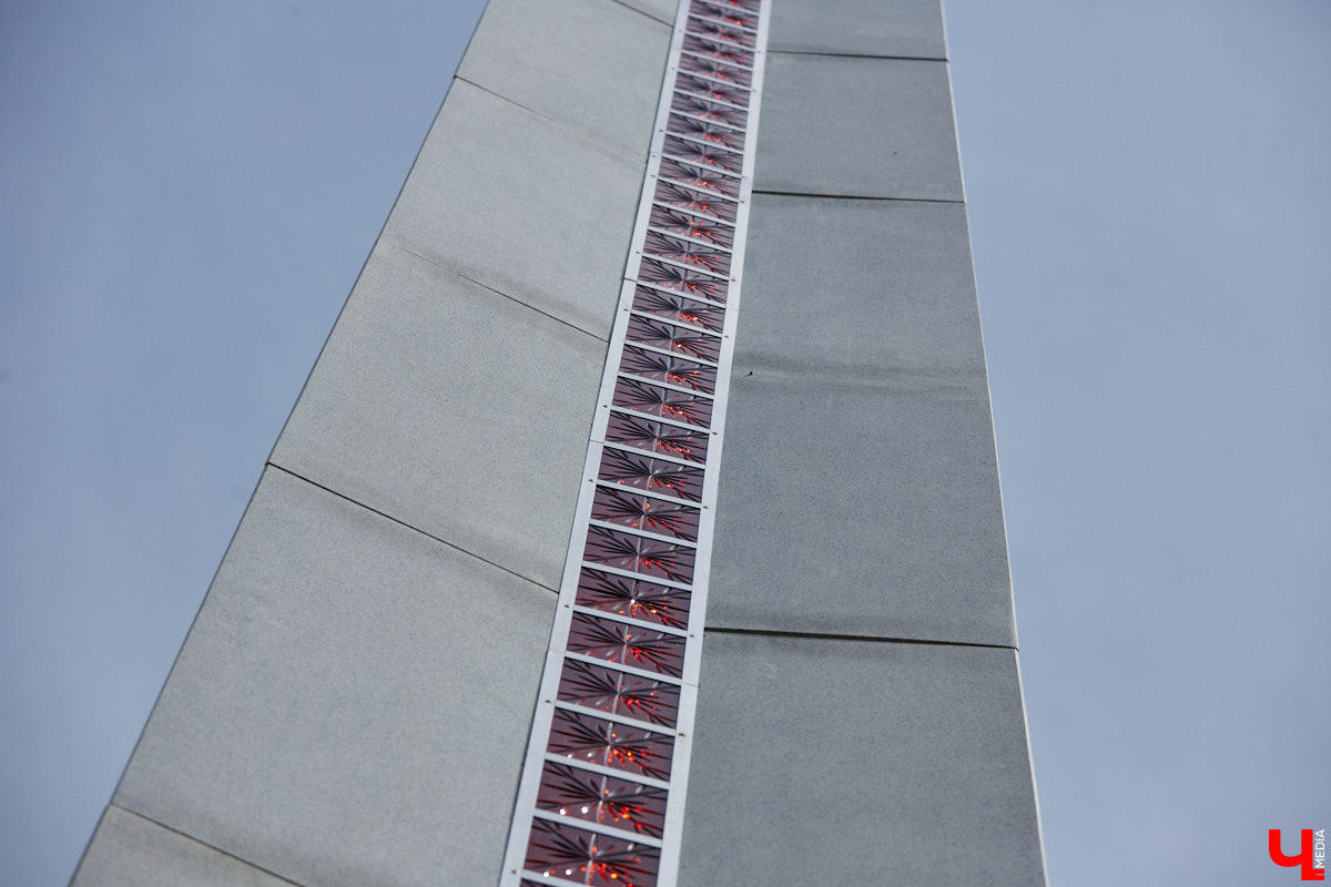 Во Владимире приоткрыли вид на стелу трудовой доблести на улице Мира, убрав забор со стороны Центрального парка. Несмотря на то что работы по благоустройству территории еще идут, монумент стал хорошо доступен взору прохожих. Рассмотреть можно не только барельефы на пяти асимметричных полотнах, но и хрустальные вставки. Тем более что изготовили их не абы где, а в городе стеклодувов.