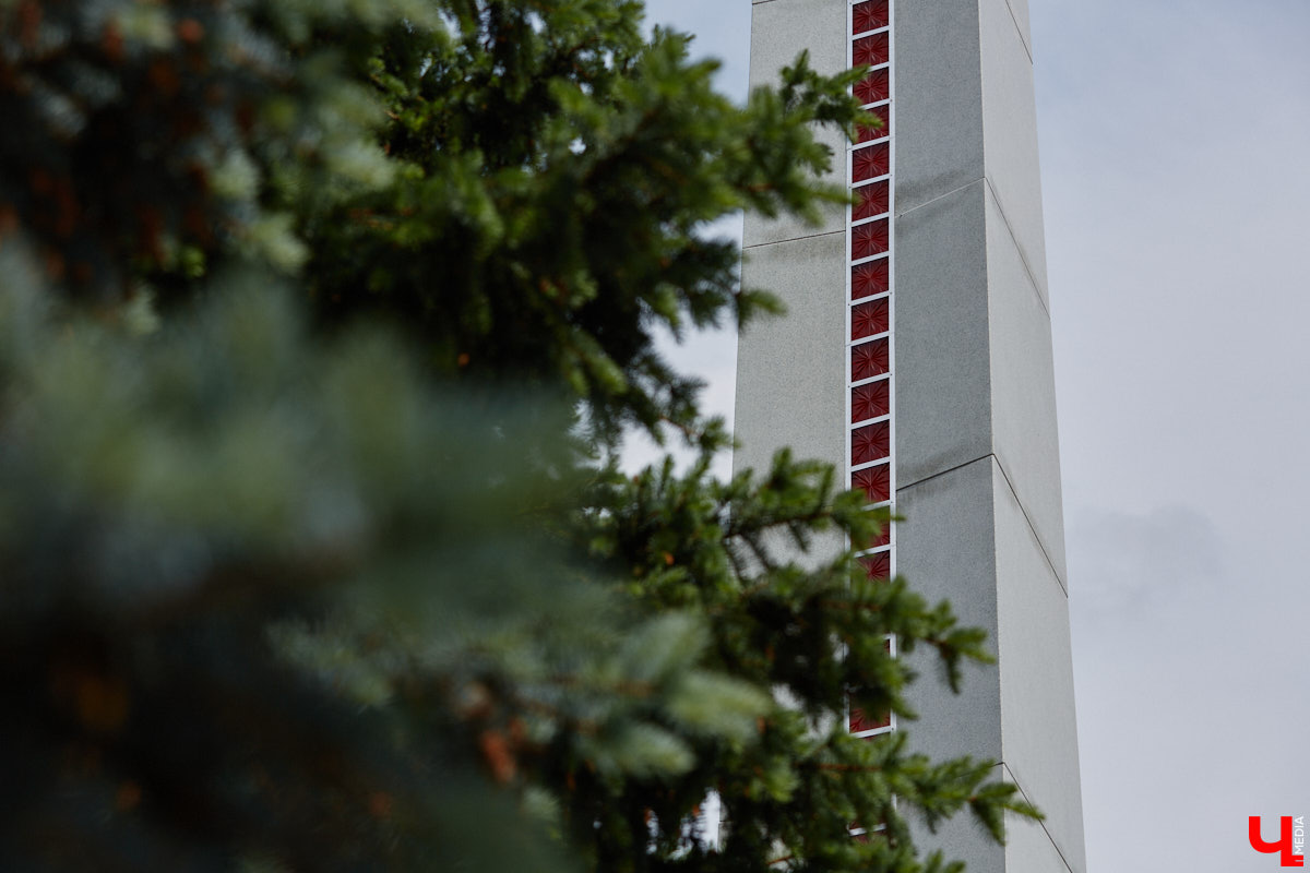 Во Владимире приоткрыли вид на стелу трудовой доблести на улице Мира, убрав забор со стороны Центрального парка. Несмотря на то что работы по благоустройству территории еще идут, монумент стал хорошо доступен взору прохожих. Рассмотреть можно не только барельефы на пяти асимметричных полотнах, но и хрустальные вставки. Тем более что изготовили их не абы где, а в городе стеклодувов.