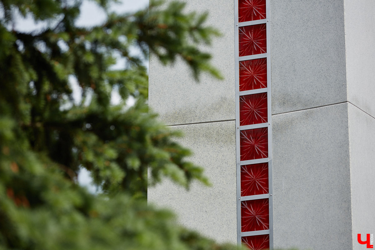 Во Владимире приоткрыли вид на стелу трудовой доблести на улице Мира, убрав забор со стороны Центрального парка. Несмотря на то что работы по благоустройству территории еще идут, монумент стал хорошо доступен взору прохожих. Рассмотреть можно не только барельефы на пяти асимметричных полотнах, но и хрустальные вставки. Тем более что изготовили их не абы где, а в городе стеклодувов.