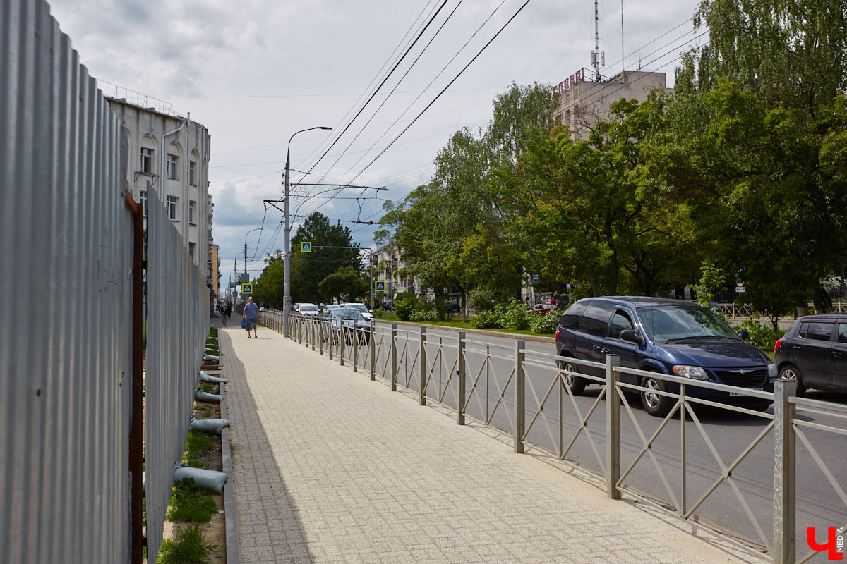 Во Владимире приоткрыли вид на стелу трудовой доблести на улице Мира, убрав забор со стороны Центрального парка. Несмотря на то что работы по благоустройству территории еще идут, монумент стал хорошо доступен взору прохожих. Рассмотреть можно не только барельефы на пяти асимметричных полотнах, но и хрустальные вставки. Тем более что изготовили их не абы где, а в городе стеклодувов.