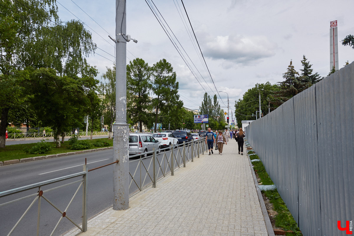 Во Владимире приоткрыли вид на стелу трудовой доблести на улице Мира, убрав забор со стороны Центрального парка. Несмотря на то что работы по благоустройству территории еще идут, монумент стал хорошо доступен взору прохожих. Рассмотреть можно не только барельефы на пяти асимметричных полотнах, но и хрустальные вставки. Тем более что изготовили их не абы где, а в городе стеклодувов.