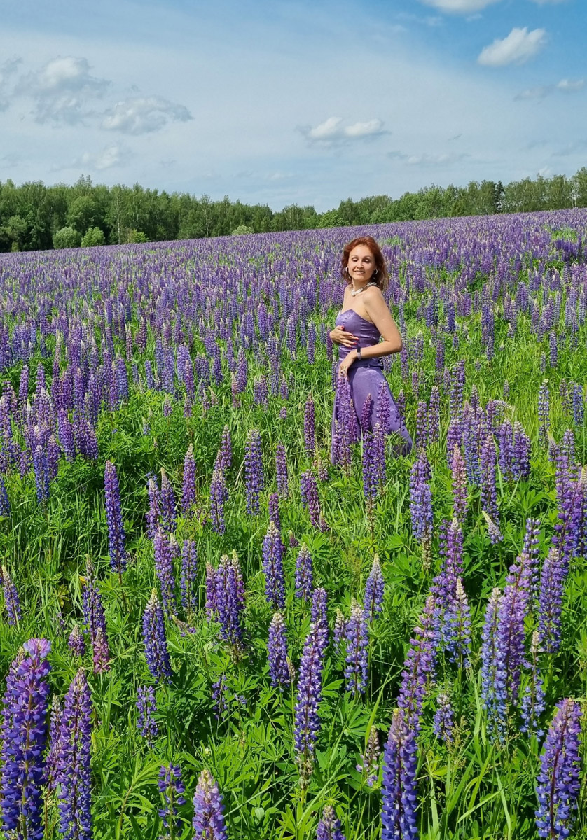 Лето — самое время делать красивые снимки. И если к кадрам в купальниках погода явно не располагает, фотосессия в цветах послужит отличной альтернативой. Главное, найти подходящее место. Вариантов немало: от Патриаршего сада, где одни оттенки сменяют другие, до поля с люпинами. «Ключ-Медиа» собрал топ-5 самых благоухающих локаций.