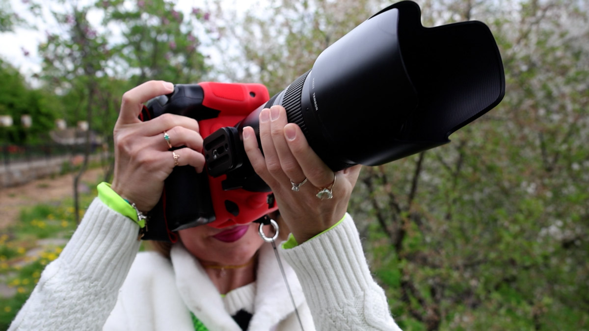 Лето — самое время делать красивые снимки. И если к кадрам в купальниках погода явно не располагает, фотосессия в цветах послужит отличной альтернативой. Главное, найти подходящее место. Вариантов немало: от Патриаршего сада, где одни оттенки сменяют другие, до поля с люпинами. «Ключ-Медиа» собрал топ-5 самых благоухающих локаций.