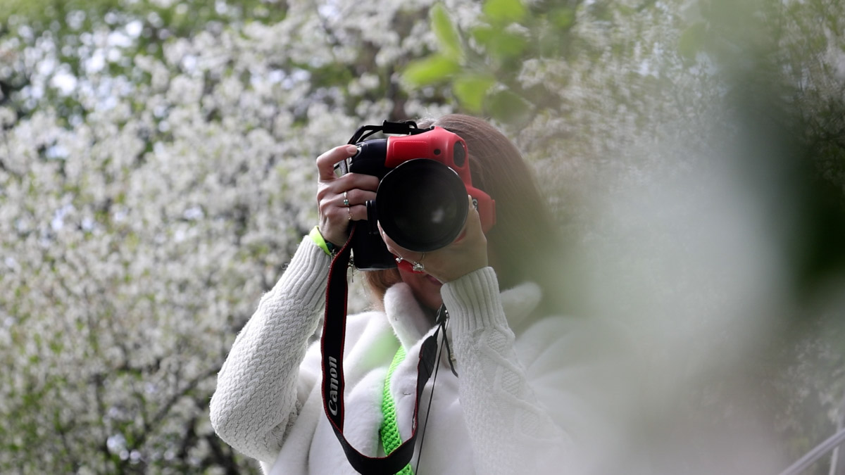 Лето — самое время делать красивые снимки. И если к кадрам в купальниках погода явно не располагает, фотосессия в цветах послужит отличной альтернативой. Главное, найти подходящее место. Вариантов немало: от Патриаршего сада, где одни оттенки сменяют другие, до поля с люпинами. «Ключ-Медиа» собрал топ-5 самых благоухающих локаций.