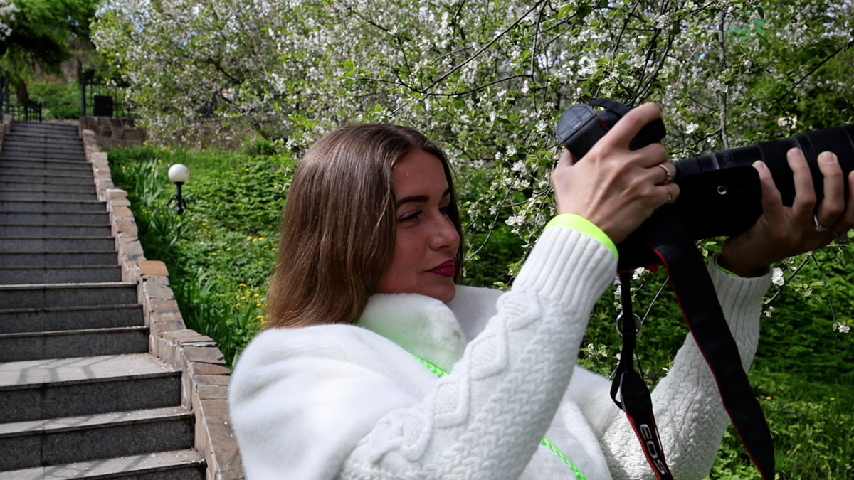 Лето — самое время делать красивые снимки. И если к кадрам в купальниках погода явно не располагает, фотосессия в цветах послужит отличной альтернативой. Главное, найти подходящее место. Вариантов немало: от Патриаршего сада, где одни оттенки сменяют другие, до поля с люпинами. «Ключ-Медиа» собрал топ-5 самых благоухающих локаций.