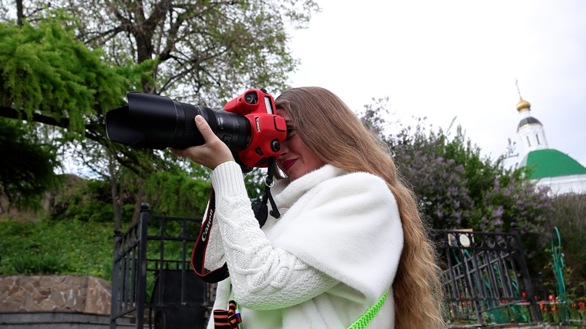 Лето — самое время делать красивые снимки. И если к кадрам в купальниках погода явно не располагает, фотосессия в цветах послужит отличной альтернативой. Главное, найти подходящее место. Вариантов немало: от Патриаршего сада, где одни оттенки сменяют другие, до поля с люпинами. «Ключ-Медиа» собрал топ-5 самых благоухающих локаций.