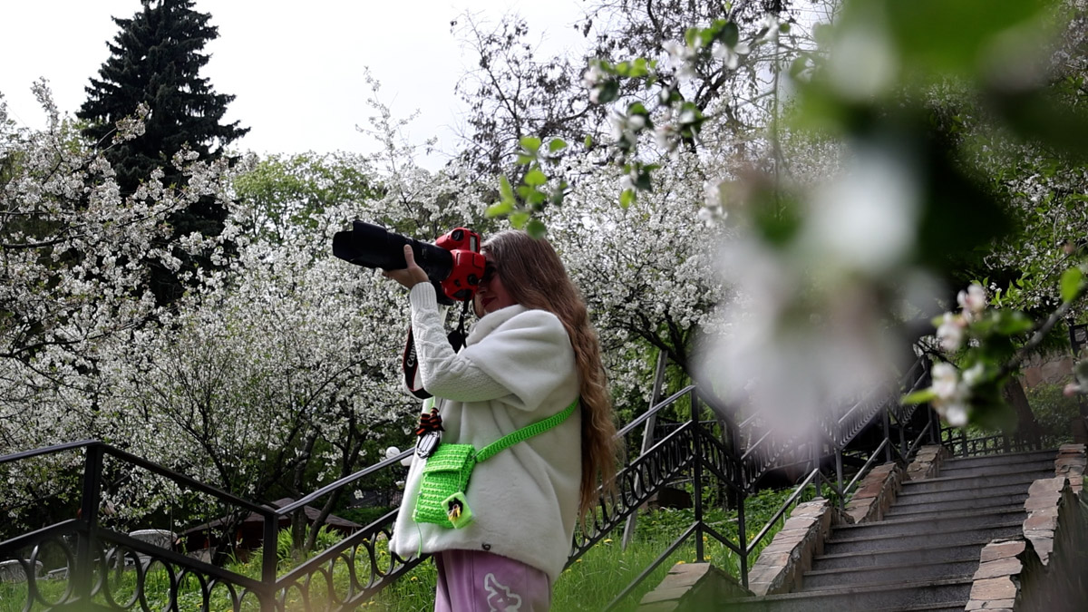 Лето — самое время делать красивые снимки. И если к кадрам в купальниках погода явно не располагает, фотосессия в цветах послужит отличной альтернативой. Главное, найти подходящее место. Вариантов немало: от Патриаршего сада, где одни оттенки сменяют другие, до поля с люпинами. «Ключ-Медиа» собрал топ-5 самых благоухающих локаций.