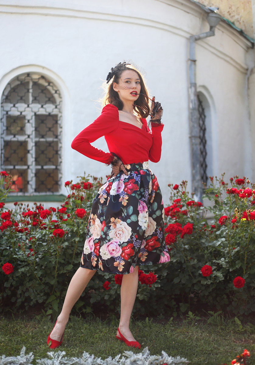 Лето — самое время делать красивые снимки. И если к кадрам в купальниках погода явно не располагает, фотосессия в цветах послужит отличной альтернативой. Главное, найти подходящее место. Вариантов немало: от Патриаршего сада, где одни оттенки сменяют другие, до поля с люпинами. «Ключ-Медиа» собрал топ-5 самых благоухающих локаций.