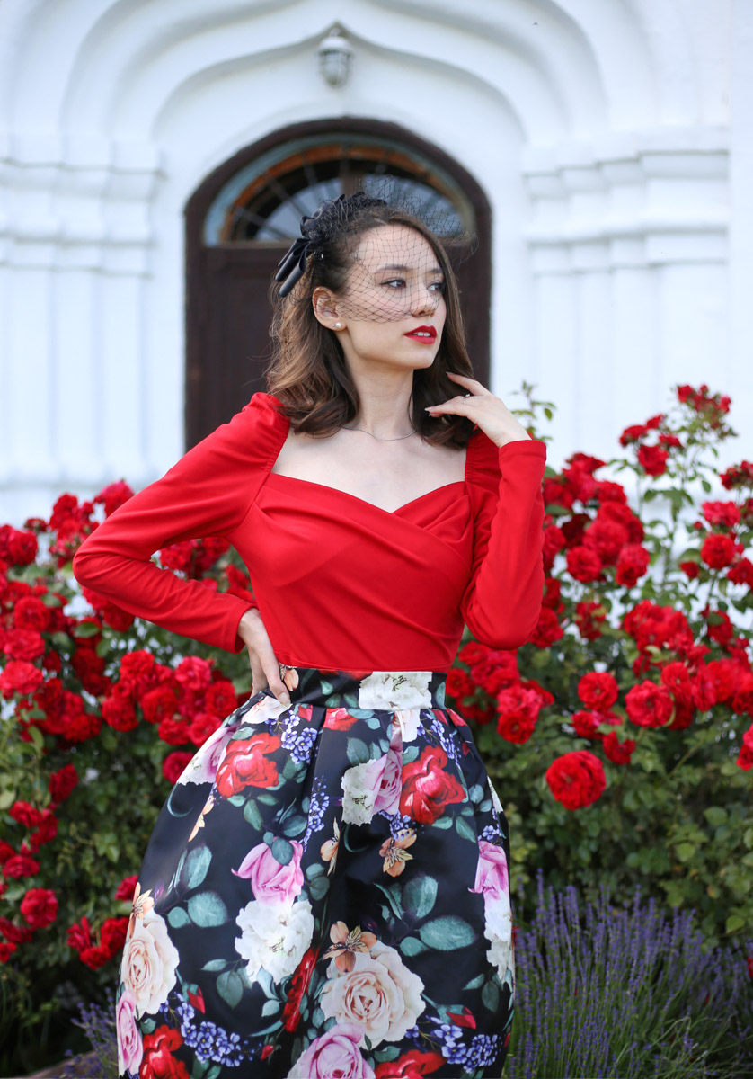 Лето — самое время делать красивые снимки. И если к кадрам в купальниках погода явно не располагает, фотосессия в цветах послужит отличной альтернативой. Главное, найти подходящее место. Вариантов немало: от Патриаршего сада, где одни оттенки сменяют другие, до поля с люпинами. «Ключ-Медиа» собрал топ-5 самых благоухающих локаций.