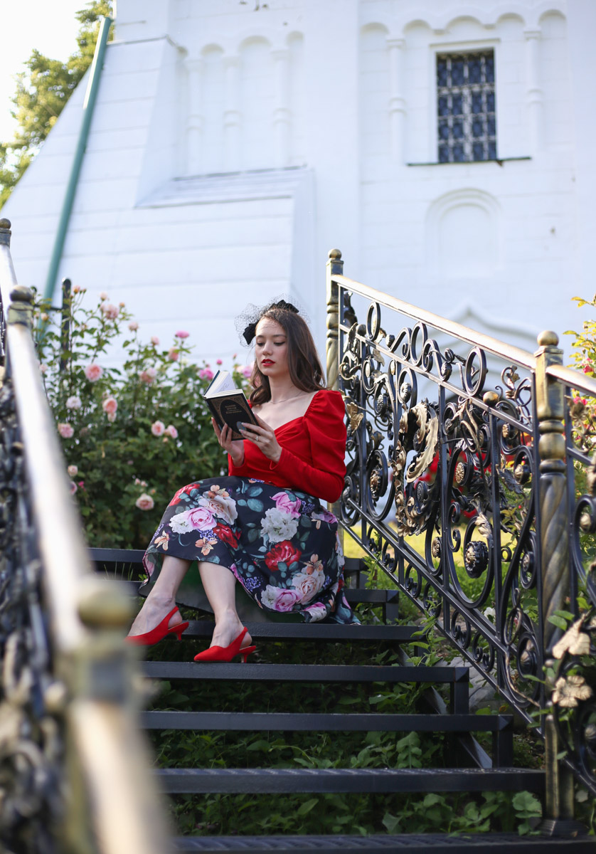 Лето — самое время делать красивые снимки. И если к кадрам в купальниках погода явно не располагает, фотосессия в цветах послужит отличной альтернативой. Главное, найти подходящее место. Вариантов немало: от Патриаршего сада, где одни оттенки сменяют другие, до поля с люпинами. «Ключ-Медиа» собрал топ-5 самых благоухающих локаций.