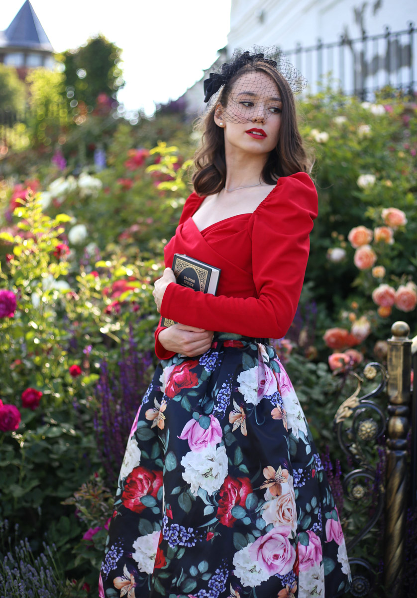 Лето — самое время делать красивые снимки. И если к кадрам в купальниках погода явно не располагает, фотосессия в цветах послужит отличной альтернативой. Главное, найти подходящее место. Вариантов немало: от Патриаршего сада, где одни оттенки сменяют другие, до поля с люпинами. «Ключ-Медиа» собрал топ-5 самых благоухающих локаций.