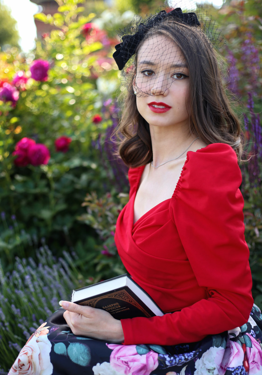 Лето — самое время делать красивые снимки. И если к кадрам в купальниках погода явно не располагает, фотосессия в цветах послужит отличной альтернативой. Главное, найти подходящее место. Вариантов немало: от Патриаршего сада, где одни оттенки сменяют другие, до поля с люпинами. «Ключ-Медиа» собрал топ-5 самых благоухающих локаций.