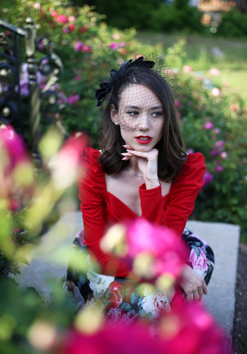 Лето — самое время делать красивые снимки. И если к кадрам в купальниках погода явно не располагает, фотосессия в цветах послужит отличной альтернативой. Главное, найти подходящее место. Вариантов немало: от Патриаршего сада, где одни оттенки сменяют другие, до поля с люпинами. «Ключ-Медиа» собрал топ-5 самых благоухающих локаций.