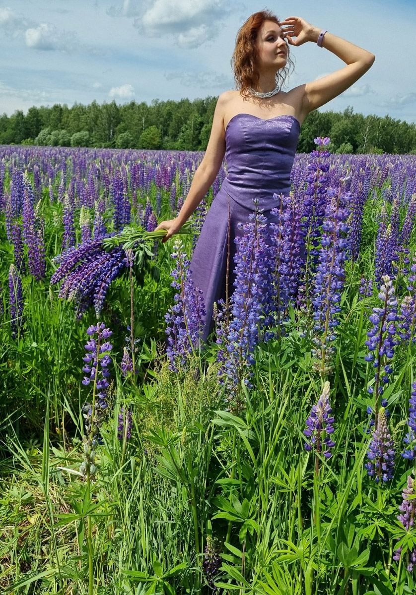 Лето — самое время делать красивые снимки. И если к кадрам в купальниках погода явно не располагает, фотосессия в цветах послужит отличной альтернативой. Главное, найти подходящее место. Вариантов немало: от Патриаршего сада, где одни оттенки сменяют другие, до поля с люпинами. «Ключ-Медиа» собрал топ-5 самых благоухающих локаций.