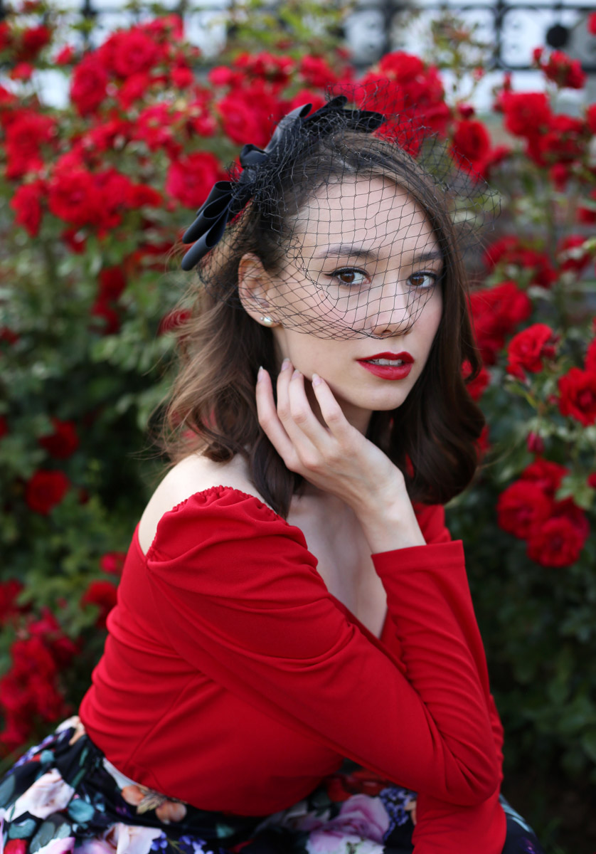 Лето — самое время делать красивые снимки. И если к кадрам в купальниках погода явно не располагает, фотосессия в цветах послужит отличной альтернативой. Главное, найти подходящее место. Вариантов немало: от Патриаршего сада, где одни оттенки сменяют другие, до поля с люпинами. «Ключ-Медиа» собрал топ-5 самых благоухающих локаций.