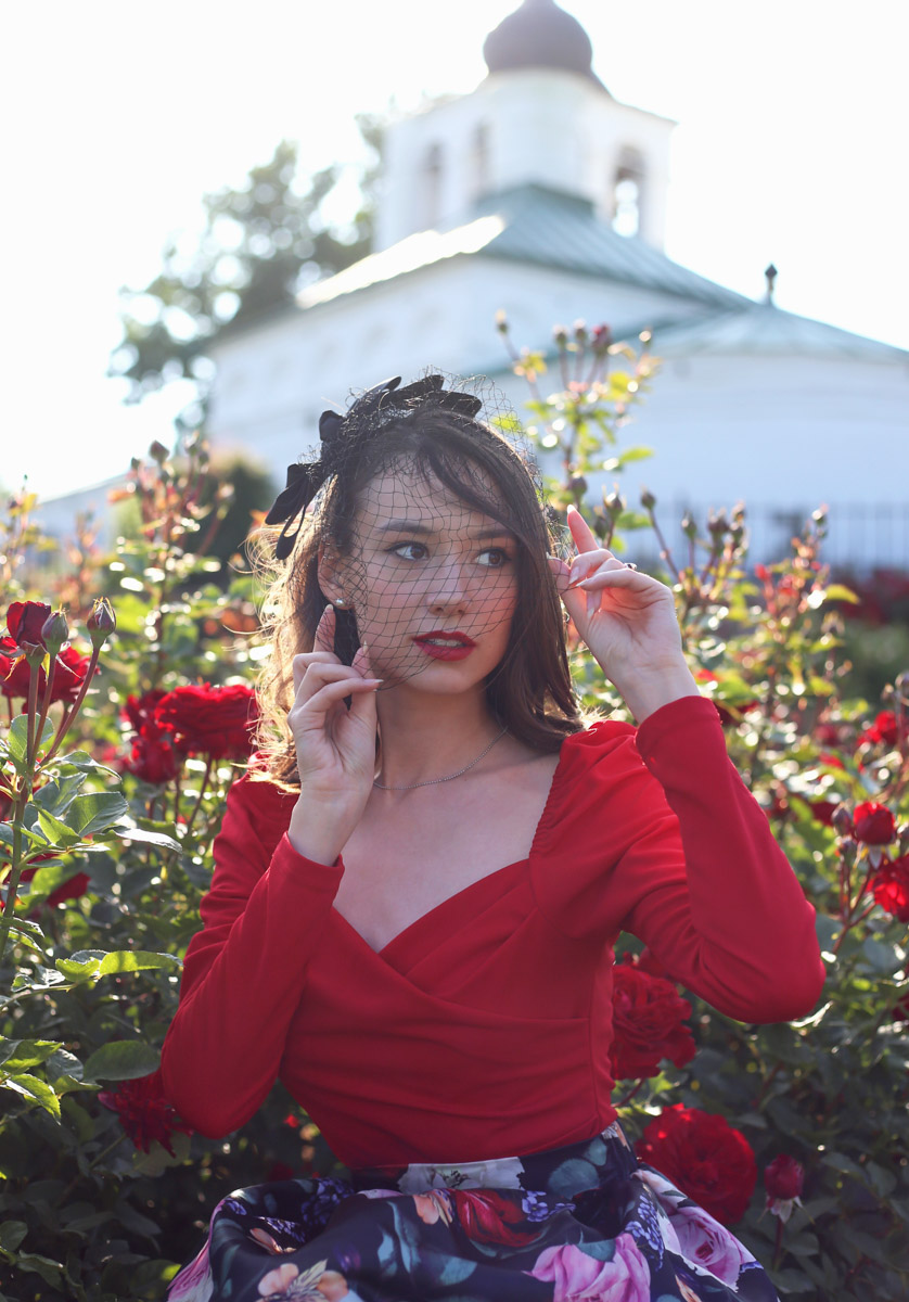 Лето — самое время делать красивые снимки. И если к кадрам в купальниках погода явно не располагает, фотосессия в цветах послужит отличной альтернативой. Главное, найти подходящее место. Вариантов немало: от Патриаршего сада, где одни оттенки сменяют другие, до поля с люпинами. «Ключ-Медиа» собрал топ-5 самых благоухающих локаций.