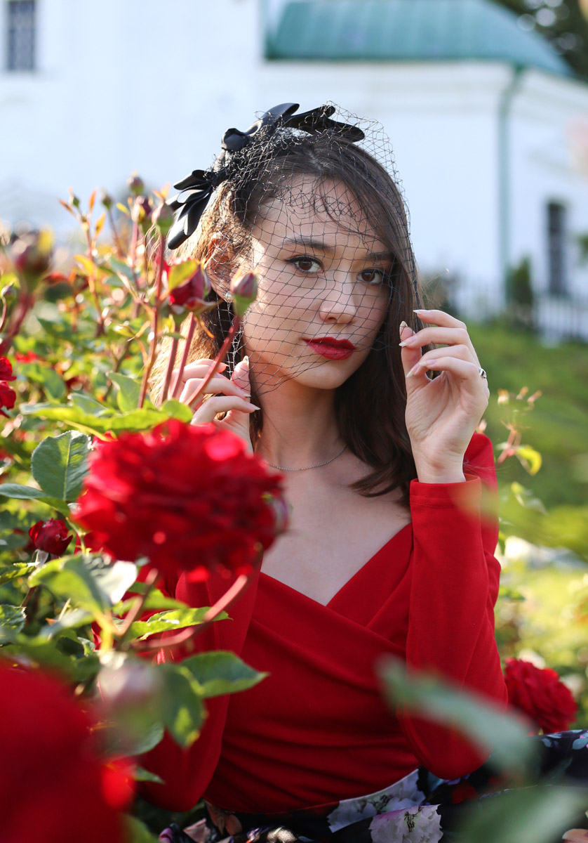 Лето — самое время делать красивые снимки. И если к кадрам в купальниках погода явно не располагает, фотосессия в цветах послужит отличной альтернативой. Главное, найти подходящее место. Вариантов немало: от Патриаршего сада, где одни оттенки сменяют другие, до поля с люпинами. «Ключ-Медиа» собрал топ-5 самых благоухающих локаций.