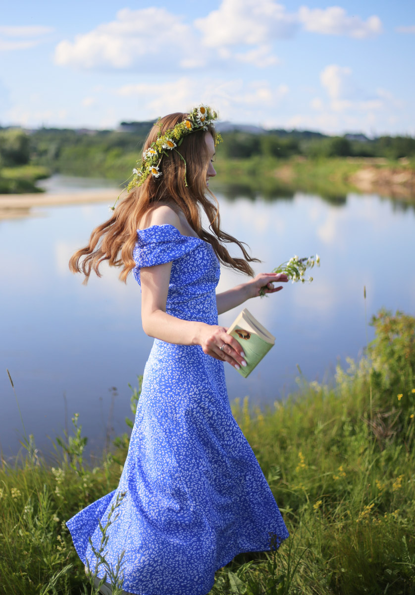 Лето — самое время делать красивые снимки. И если к кадрам в купальниках погода явно не располагает, фотосессия в цветах послужит отличной альтернативой. Главное, найти подходящее место. Вариантов немало: от Патриаршего сада, где одни оттенки сменяют другие, до поля с люпинами. «Ключ-Медиа» собрал топ-5 самых благоухающих локаций.