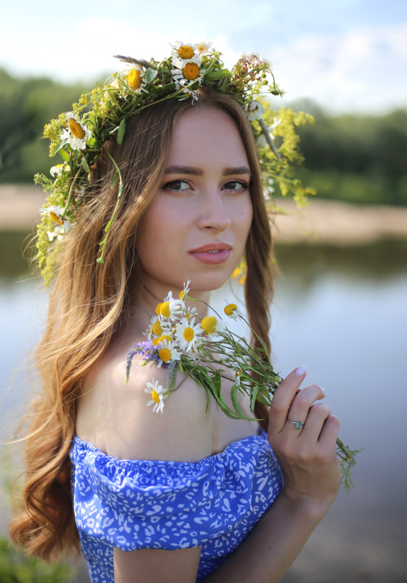 Лето — самое время делать красивые снимки. И если к кадрам в купальниках погода явно не располагает, фотосессия в цветах послужит отличной альтернативой. Главное, найти подходящее место. Вариантов немало: от Патриаршего сада, где одни оттенки сменяют другие, до поля с люпинами. «Ключ-Медиа» собрал топ-5 самых благоухающих локаций.