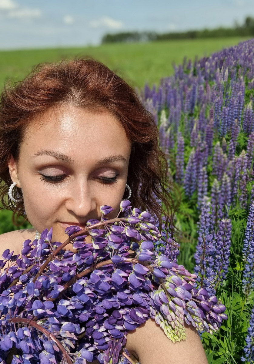 Лето — самое время делать красивые снимки. И если к кадрам в купальниках погода явно не располагает, фотосессия в цветах послужит отличной альтернативой. Главное, найти подходящее место. Вариантов немало: от Патриаршего сада, где одни оттенки сменяют другие, до поля с люпинами. «Ключ-Медиа» собрал топ-5 самых благоухающих локаций.