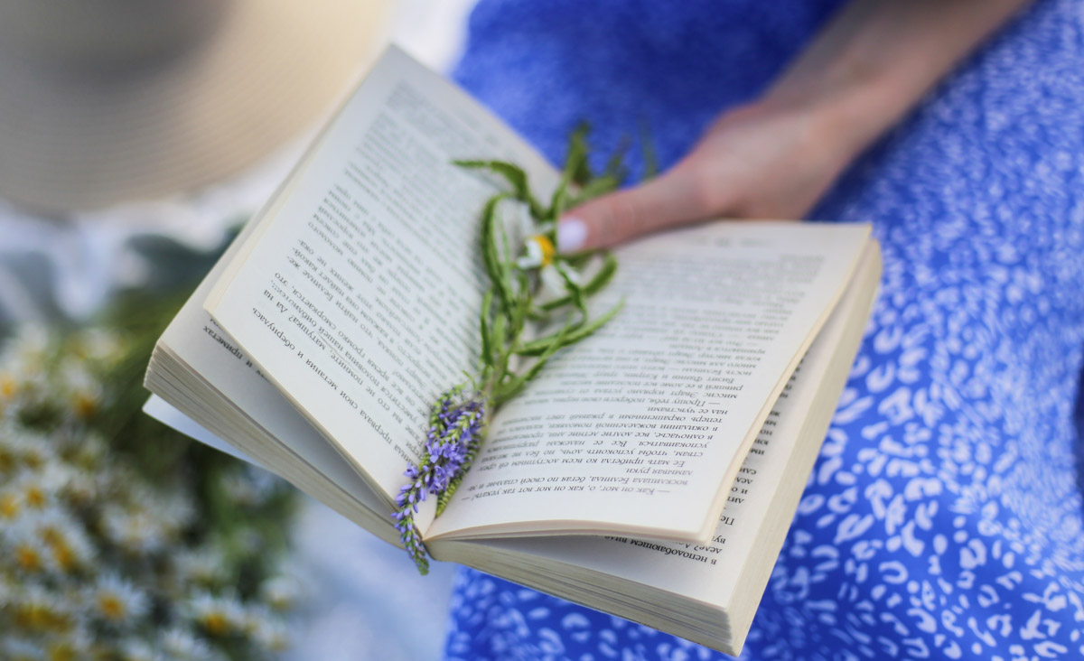 Лето — самое время делать красивые снимки. И если к кадрам в купальниках погода явно не располагает, фотосессия в цветах послужит отличной альтернативой. Главное, найти подходящее место. Вариантов немало: от Патриаршего сада, где одни оттенки сменяют другие, до поля с люпинами. «Ключ-Медиа» собрал топ-5 самых благоухающих локаций.