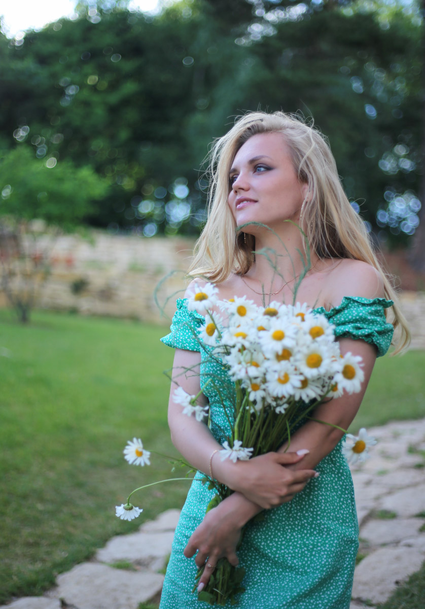 Лето — самое время делать красивые снимки. И если к кадрам в купальниках погода явно не располагает, фотосессия в цветах послужит отличной альтернативой. Главное, найти подходящее место. Вариантов немало: от Патриаршего сада, где одни оттенки сменяют другие, до поля с люпинами. «Ключ-Медиа» собрал топ-5 самых благоухающих локаций.