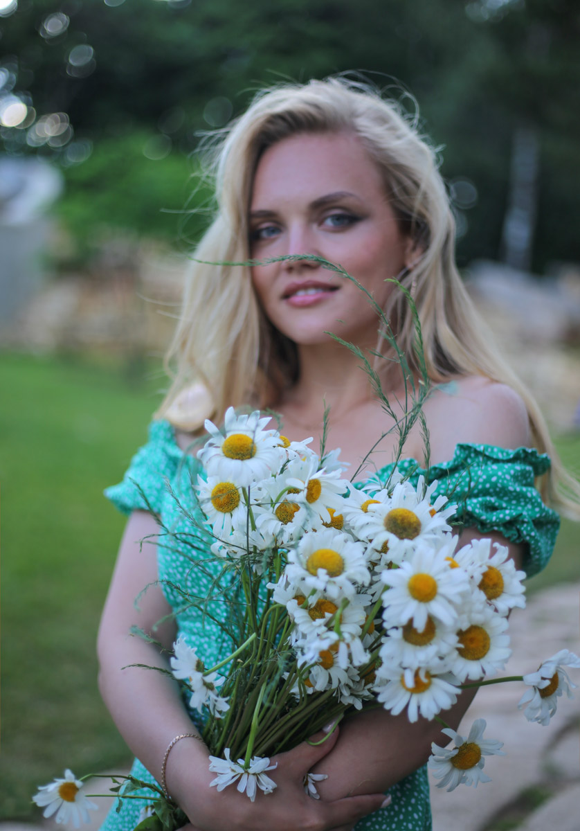 Лето — самое время делать красивые снимки. И если к кадрам в купальниках погода явно не располагает, фотосессия в цветах послужит отличной альтернативой. Главное, найти подходящее место. Вариантов немало: от Патриаршего сада, где одни оттенки сменяют другие, до поля с люпинами. «Ключ-Медиа» собрал топ-5 самых благоухающих локаций.