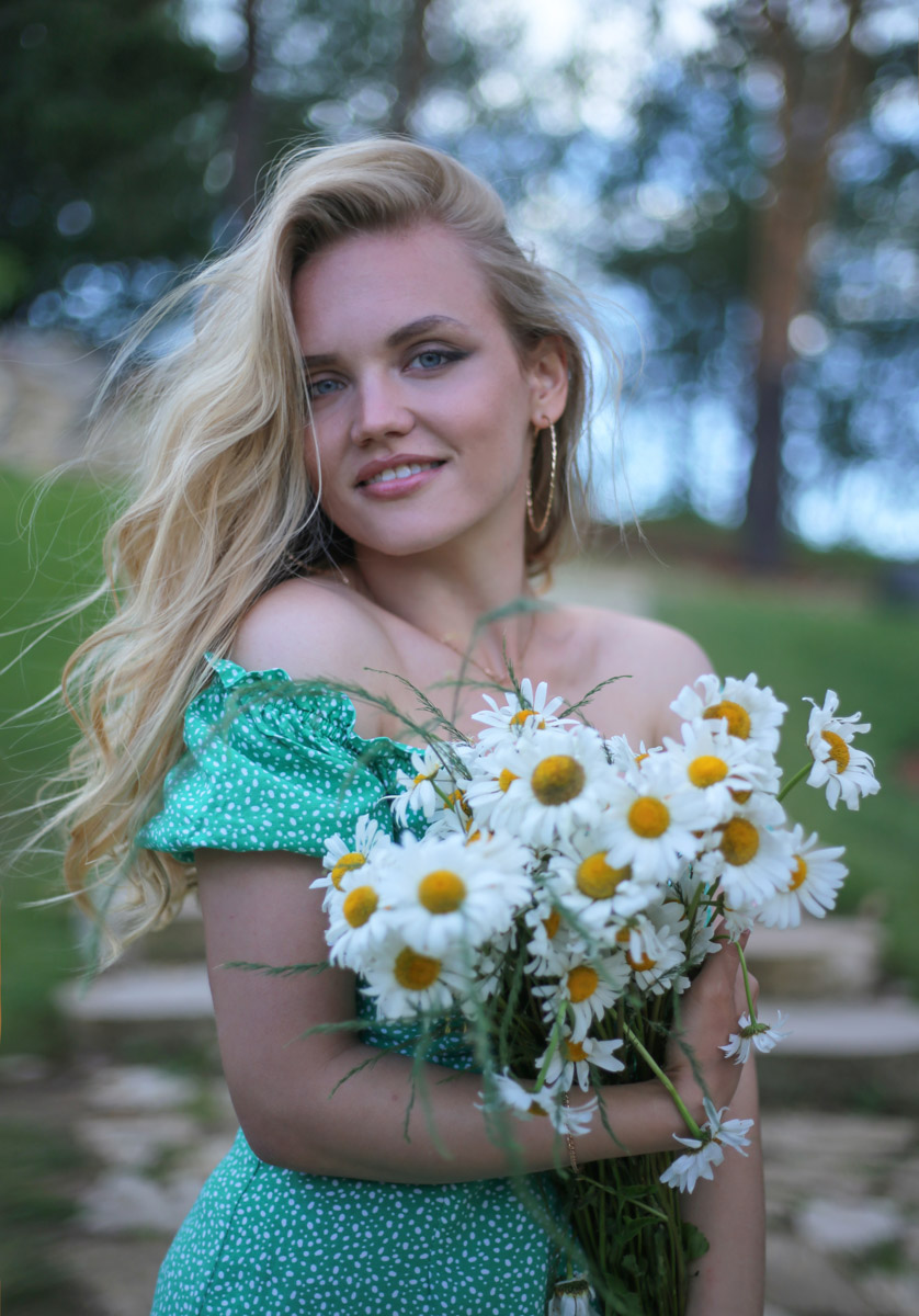 Лето — самое время делать красивые снимки. И если к кадрам в купальниках погода явно не располагает, фотосессия в цветах послужит отличной альтернативой. Главное, найти подходящее место. Вариантов немало: от Патриаршего сада, где одни оттенки сменяют другие, до поля с люпинами. «Ключ-Медиа» собрал топ-5 самых благоухающих локаций.