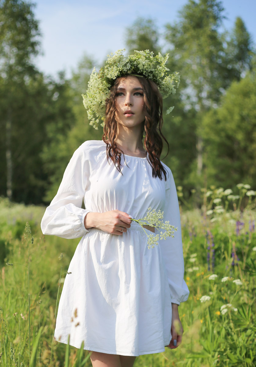 Лето — самое время делать красивые снимки. И если к кадрам в купальниках погода явно не располагает, фотосессия в цветах послужит отличной альтернативой. Главное, найти подходящее место. Вариантов немало: от Патриаршего сада, где одни оттенки сменяют другие, до поля с люпинами. «Ключ-Медиа» собрал топ-5 самых благоухающих локаций.