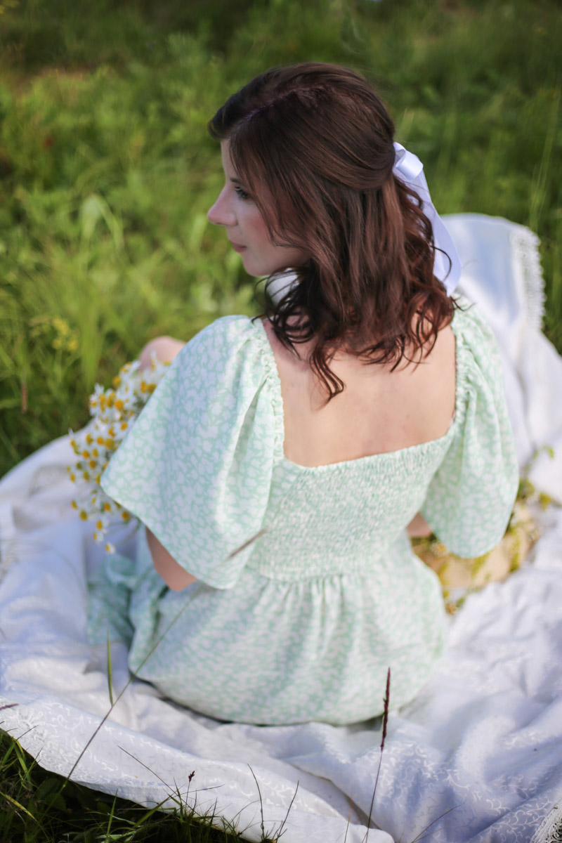 Лето — самое время делать красивые снимки. И если к кадрам в купальниках погода явно не располагает, фотосессия в цветах послужит отличной альтернативой. Главное, найти подходящее место. Вариантов немало: от Патриаршего сада, где одни оттенки сменяют другие, до поля с люпинами. «Ключ-Медиа» собрал топ-5 самых благоухающих локаций.