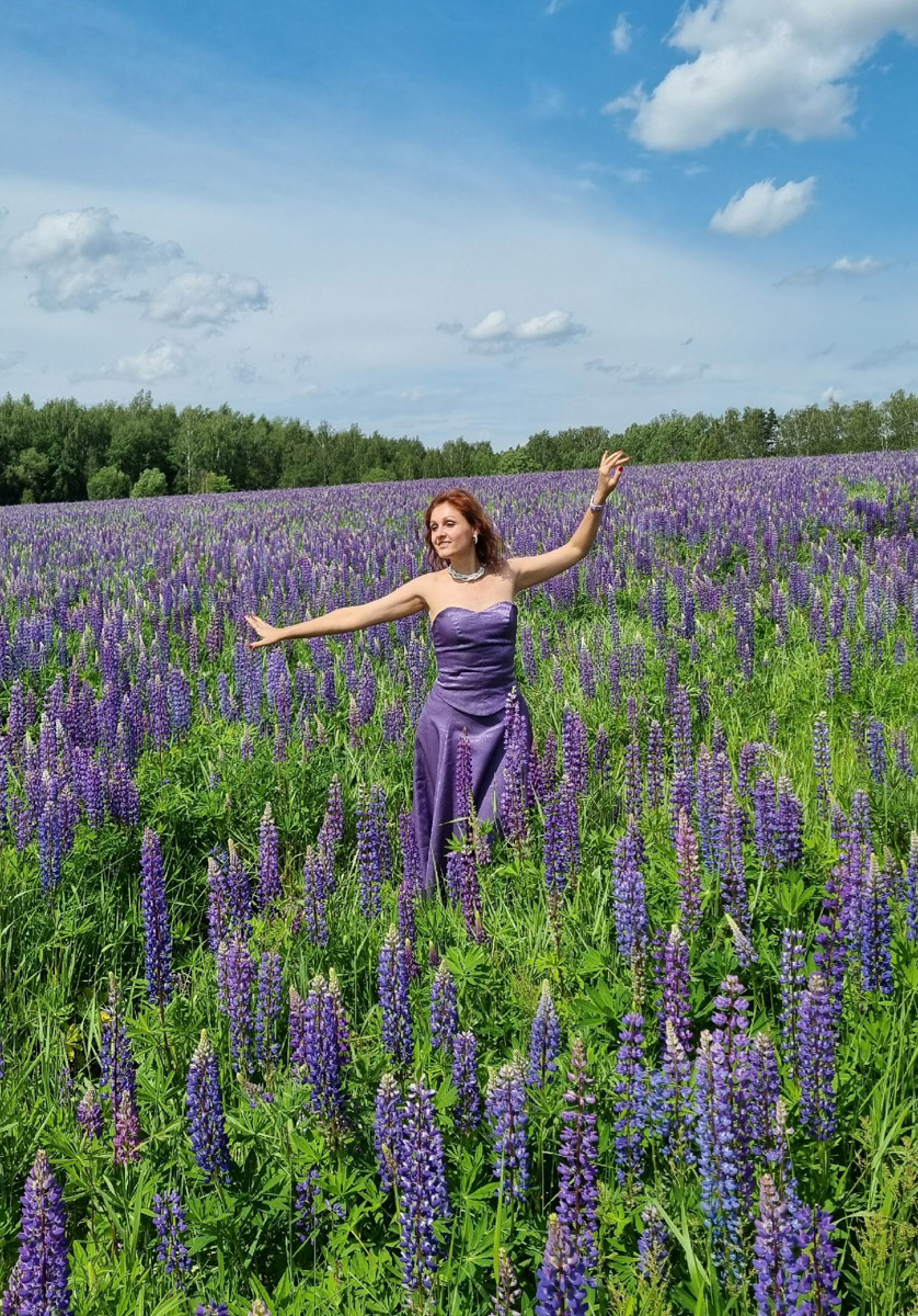 Лето — самое время делать красивые снимки. И если к кадрам в купальниках погода явно не располагает, фотосессия в цветах послужит отличной альтернативой. Главное, найти подходящее место. Вариантов немало: от Патриаршего сада, где одни оттенки сменяют другие, до поля с люпинами. «Ключ-Медиа» собрал топ-5 самых благоухающих локаций.