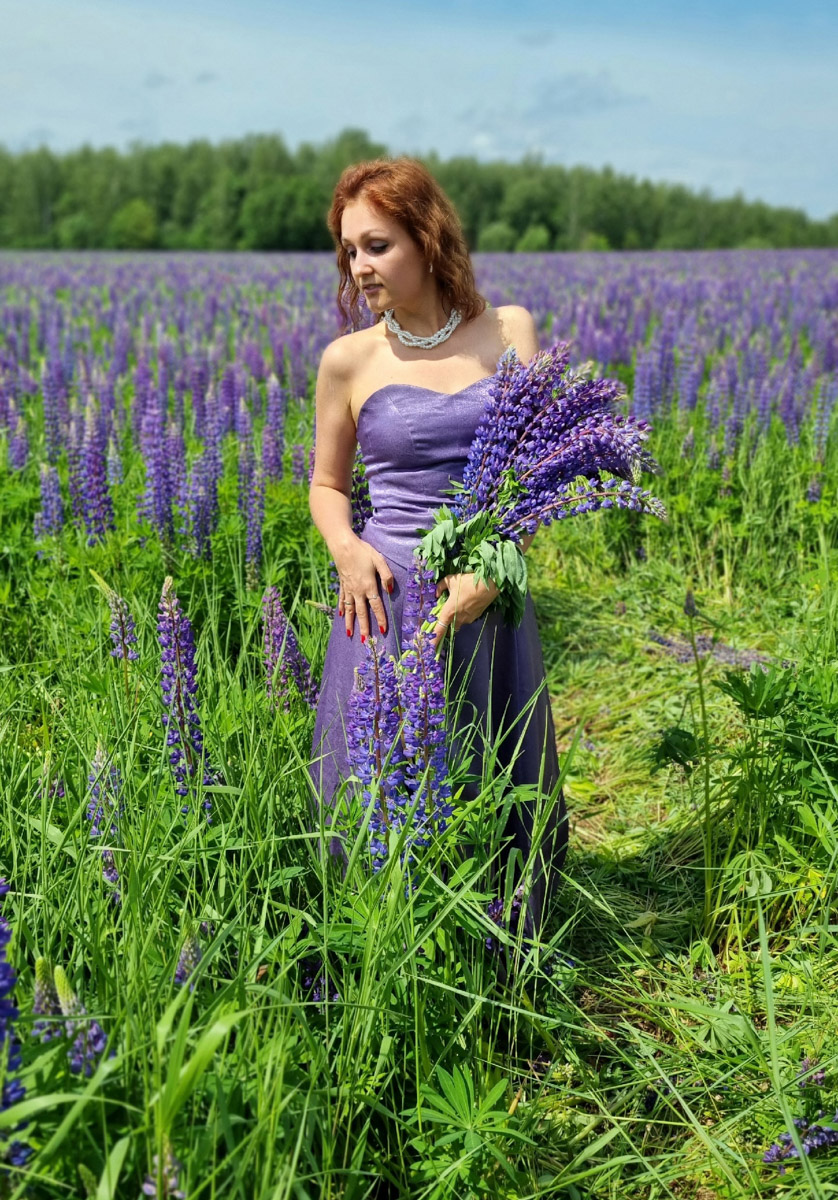 Лето — самое время делать красивые снимки. И если к кадрам в купальниках погода явно не располагает, фотосессия в цветах послужит отличной альтернативой. Главное, найти подходящее место. Вариантов немало: от Патриаршего сада, где одни оттенки сменяют другие, до поля с люпинами. «Ключ-Медиа» собрал топ-5 самых благоухающих локаций.