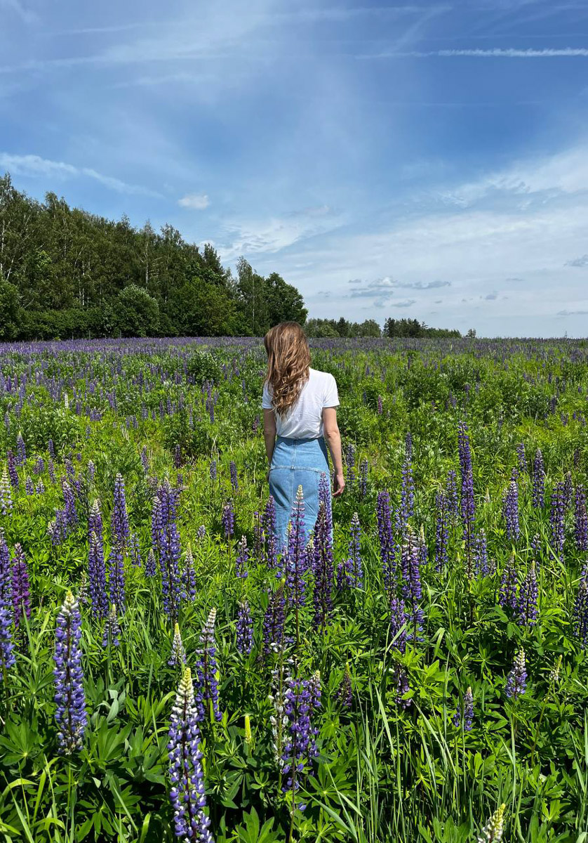 Лето — самое время делать красивые снимки. И если к кадрам в купальниках погода явно не располагает, фотосессия в цветах послужит отличной альтернативой. Главное, найти подходящее место. Вариантов немало: от Патриаршего сада, где одни оттенки сменяют другие, до поля с люпинами. «Ключ-Медиа» собрал топ-5 самых благоухающих локаций.