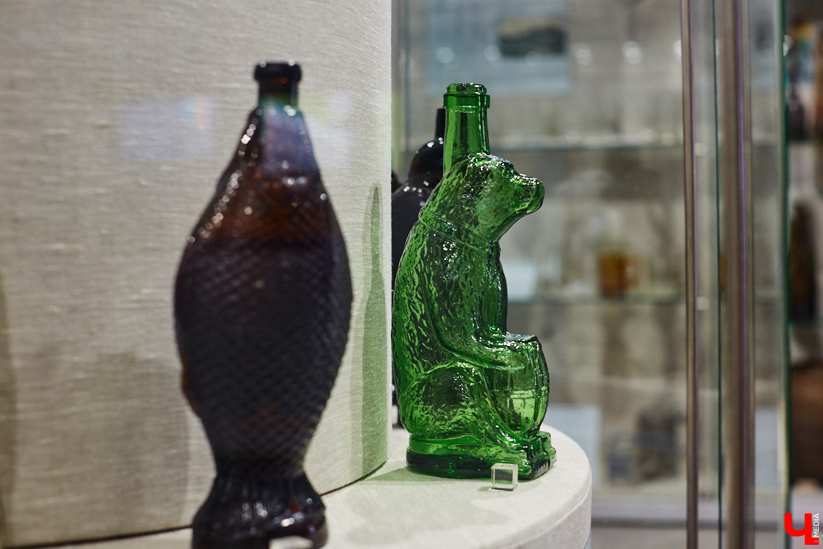 Вы когда-нибудь задумывались, сколько загадок может таить обычная стеклянная бутылка или конфетница? В Суздале есть место, где эти тайны оживают, — музей «Время и стекло». Посетителей ждут сотни удивительных историй, благодаря чему экскурсия превращается в увлекательное путешествие по векам.