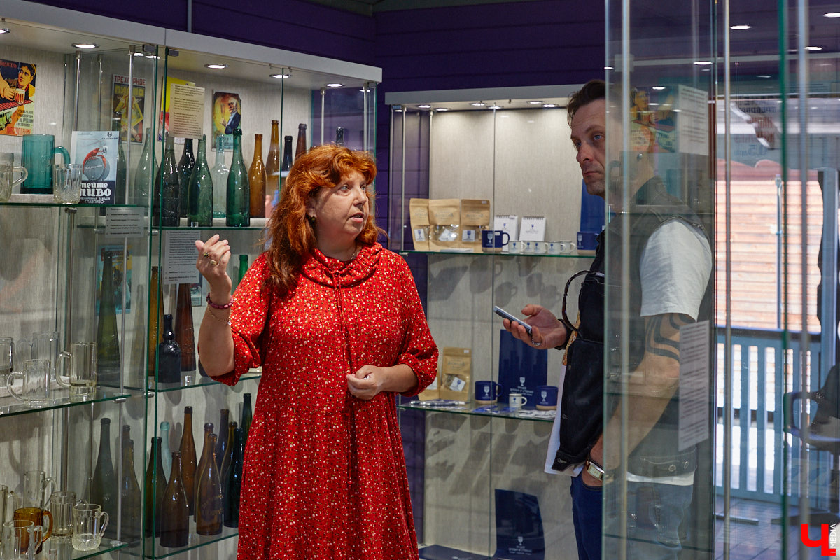 Вы когда-нибудь задумывались, сколько загадок может таить обычная стеклянная бутылка или конфетница? В Суздале есть место, где эти тайны оживают, — музей «Время и стекло». Посетителей ждут сотни удивительных историй, благодаря чему экскурсия превращается в увлекательное путешествие по векам.