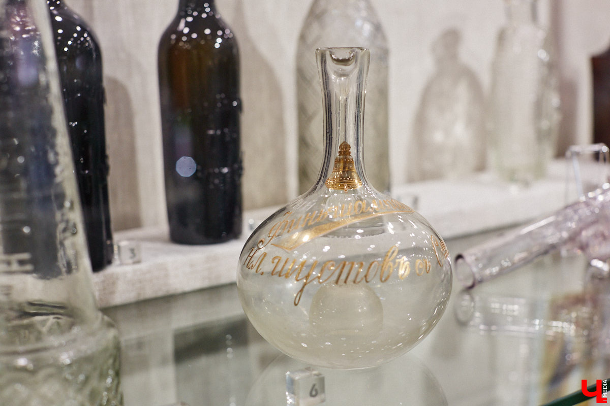 Вы когда-нибудь задумывались, сколько загадок может таить обычная стеклянная бутылка или конфетница? В Суздале есть место, где эти тайны оживают, — музей «Время и стекло». Посетителей ждут сотни удивительных историй, благодаря чему экскурсия превращается в увлекательное путешествие по векам.