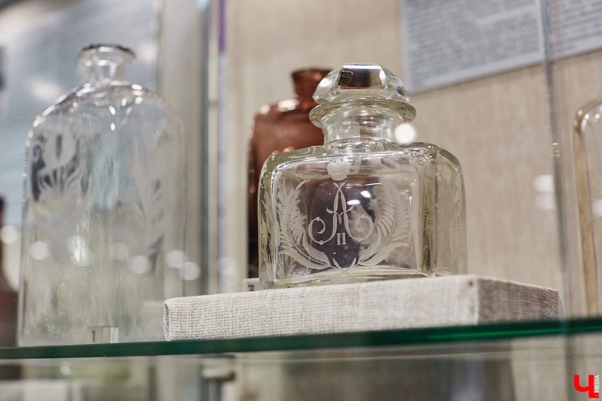 Вы когда-нибудь задумывались, сколько загадок может таить обычная стеклянная бутылка или конфетница? В Суздале есть место, где эти тайны оживают, — музей «Время и стекло». Посетителей ждут сотни удивительных историй, благодаря чему экскурсия превращается в увлекательное путешествие по векам.