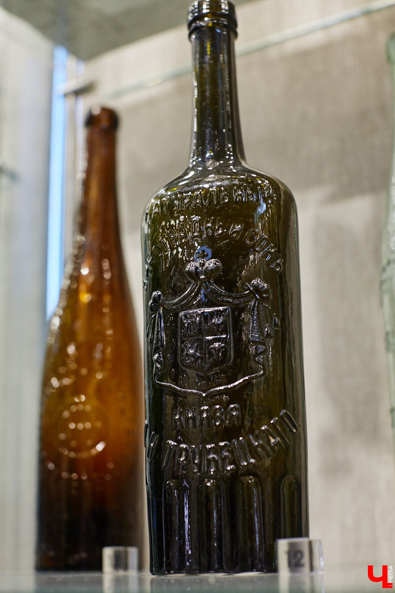 Вы когда-нибудь задумывались, сколько загадок может таить обычная стеклянная бутылка или конфетница? В Суздале есть место, где эти тайны оживают, — музей «Время и стекло». Посетителей ждут сотни удивительных историй, благодаря чему экскурсия превращается в увлекательное путешествие по векам.