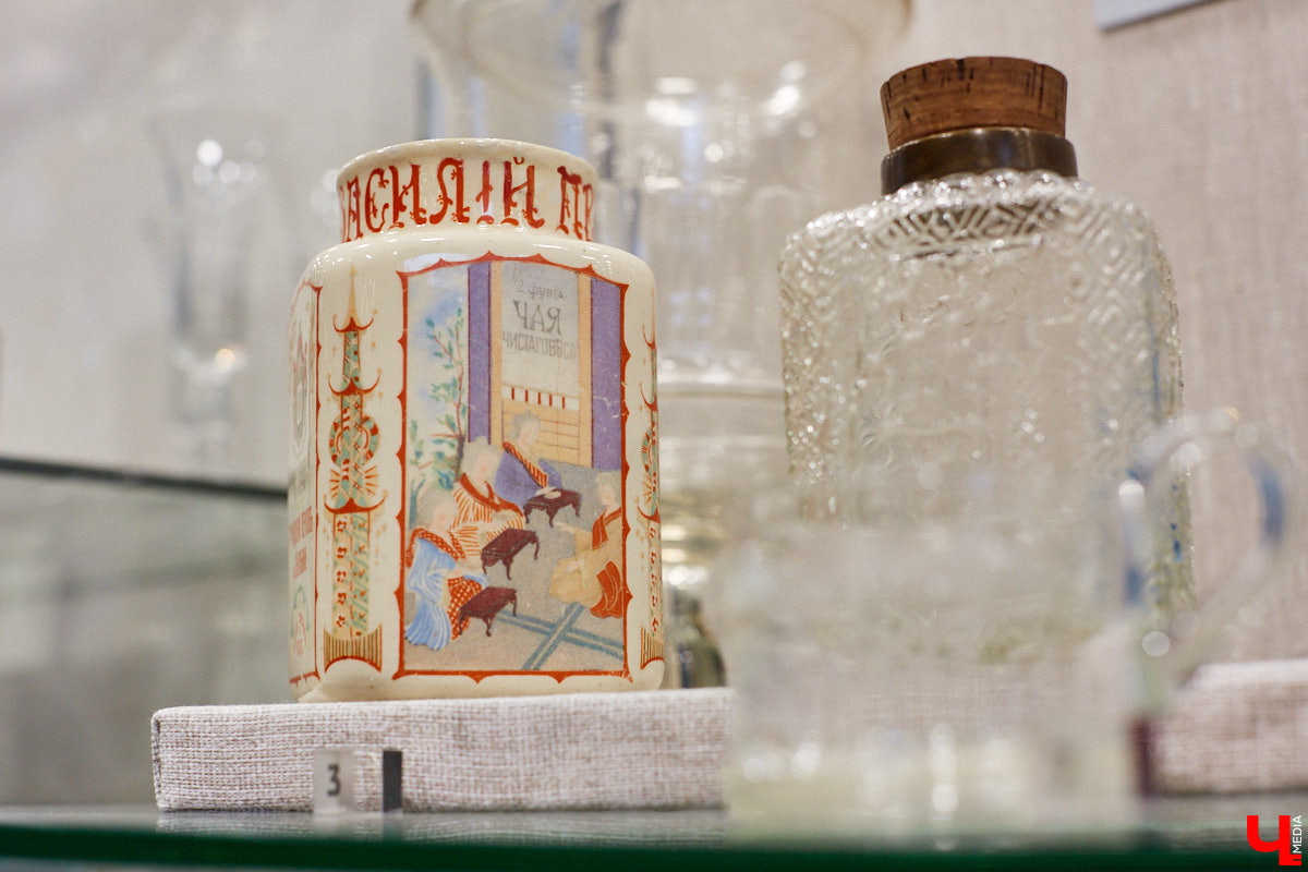 Вы когда-нибудь задумывались, сколько загадок может таить обычная стеклянная бутылка или конфетница? В Суздале есть место, где эти тайны оживают, — музей «Время и стекло». Посетителей ждут сотни удивительных историй, благодаря чему экскурсия превращается в увлекательное путешествие по векам.