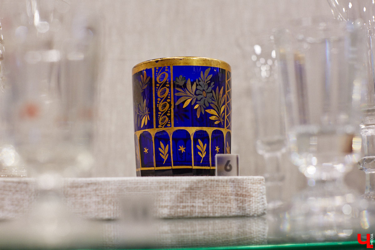 Вы когда-нибудь задумывались, сколько загадок может таить обычная стеклянная бутылка или конфетница? В Суздале есть место, где эти тайны оживают, — музей «Время и стекло». Посетителей ждут сотни удивительных историй, благодаря чему экскурсия превращается в увлекательное путешествие по векам.