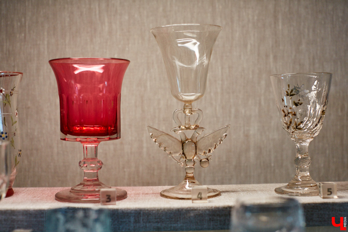 Вы когда-нибудь задумывались, сколько загадок может таить обычная стеклянная бутылка или конфетница? В Суздале есть место, где эти тайны оживают, — музей «Время и стекло». Посетителей ждут сотни удивительных историй, благодаря чему экскурсия превращается в увлекательное путешествие по векам.