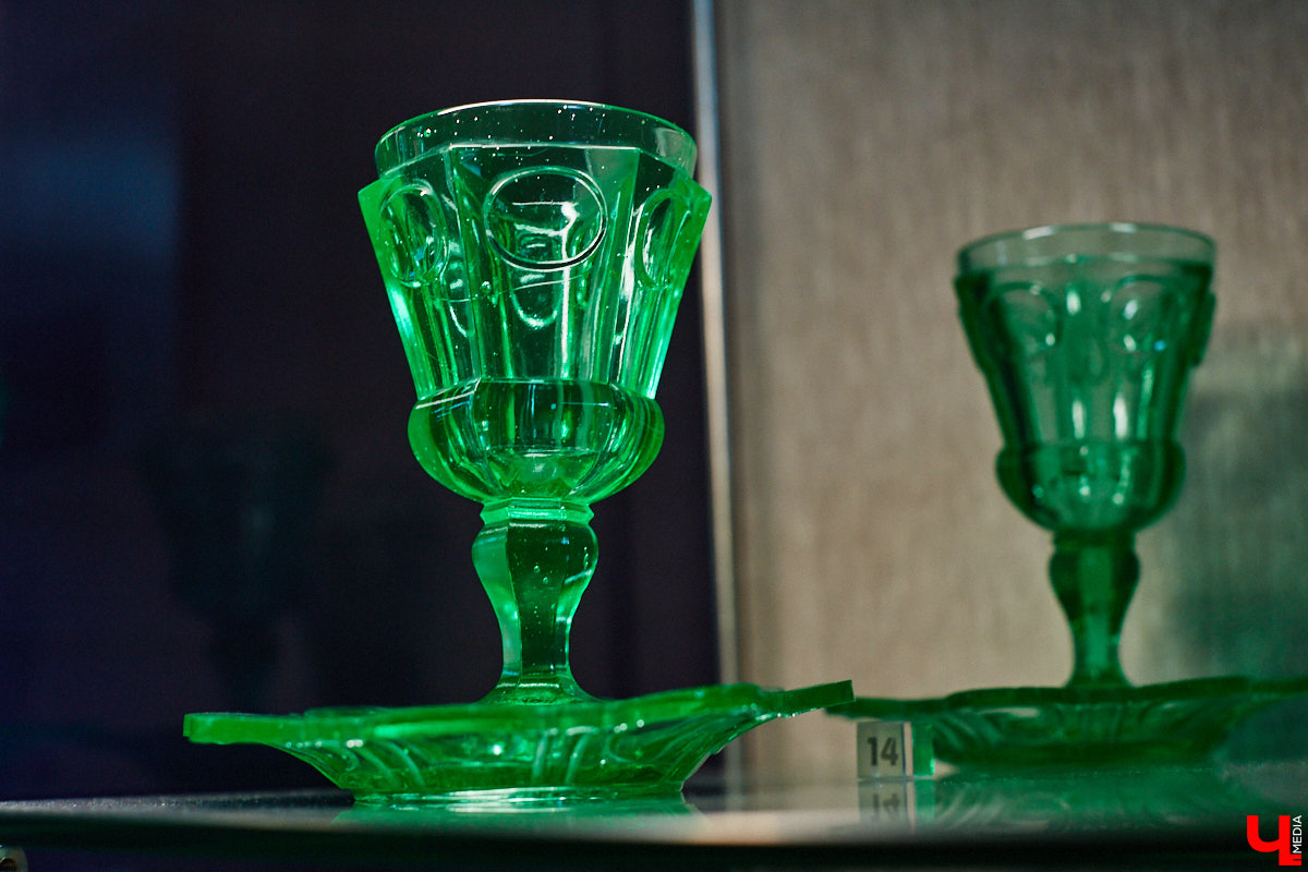 Вы когда-нибудь задумывались, сколько загадок может таить обычная стеклянная бутылка или конфетница? В Суздале есть место, где эти тайны оживают, — музей «Время и стекло». Посетителей ждут сотни удивительных историй, благодаря чему экскурсия превращается в увлекательное путешествие по векам.